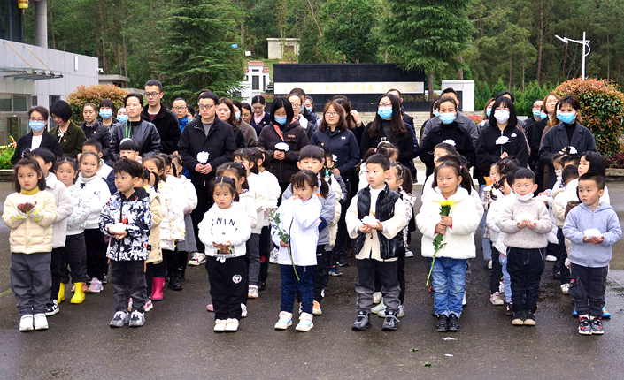 感恩革命烈士  珍惜美好生活 ——县幼儿园开展清明节爱国主义主题教育活动