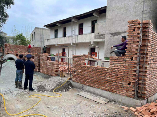 房县城管执法局：依法拆除违章建筑