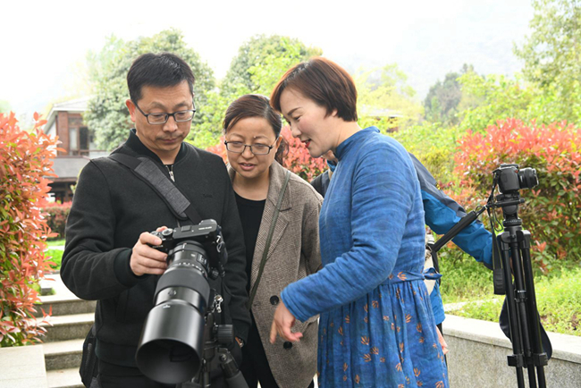 房县举办“颂建党百年•观家乡巨变”主题 摄影创作采风活动