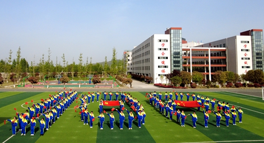 房县百名娃娃：巧手绣百面党旗 献礼建党百年华诞