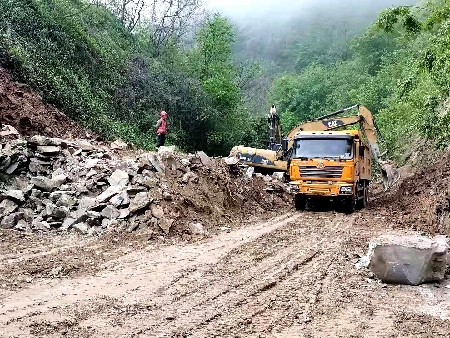 209国道柳树垭段坍方 县交通公路部门紧急处治