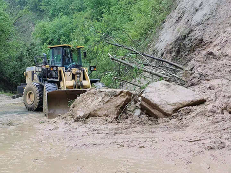 县交通运输局： 以雨为令快行动  全力以赴保畅通