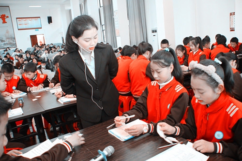 聚焦高效课堂 加强学科教研 促进队伍建设 ——房县首届数学教师素养大赛在东城小学举行