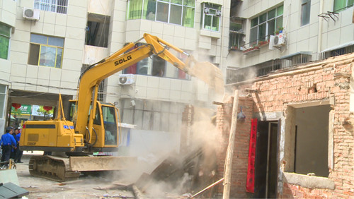 拆除违章建筑 助力老旧小区改造