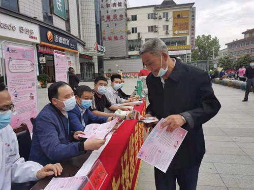 房县市场监管局多形式开展化妆品安全科普宣传周活动