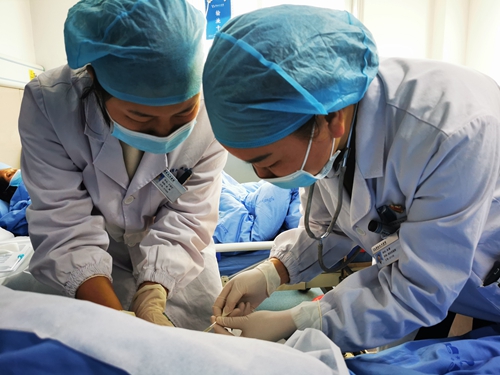 县医院：我为群众办实事 病人赞誉送锦旗