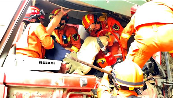 房县：货车撞山司机被困 消防人员紧急救援