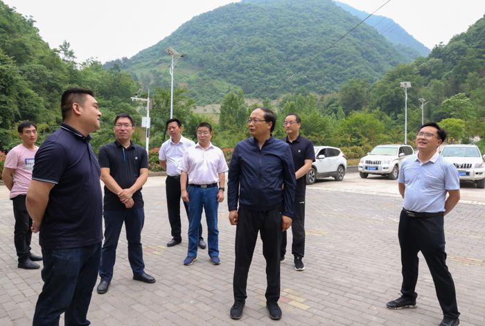 蔡贤忠到上龛中坝调研基层党建和乡村振兴工作