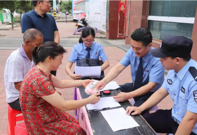 我为群众办实事丨上门发还退赔款，检察官帮助农民挽回损失近万元！