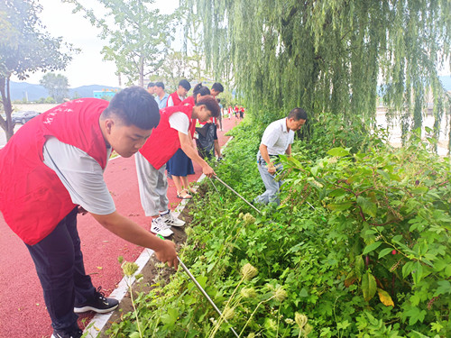 我县志愿者河堤“大扫除”共护河道生态