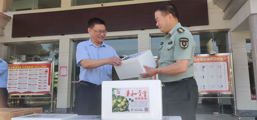 县总工会到人武部开展“八一”慰问送清凉活动