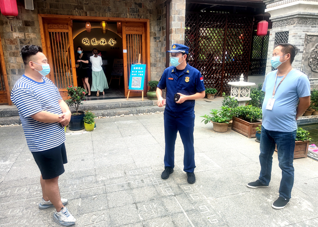 房县消防救援大队深入开展民宿消防安全专项检查