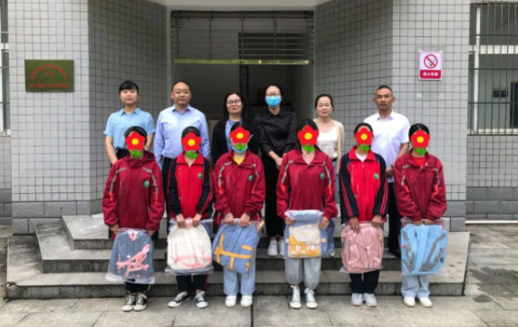 【我为群众办实事】 房县“爱心妈妈”关爱留守儿童活动之——新学期的礼物