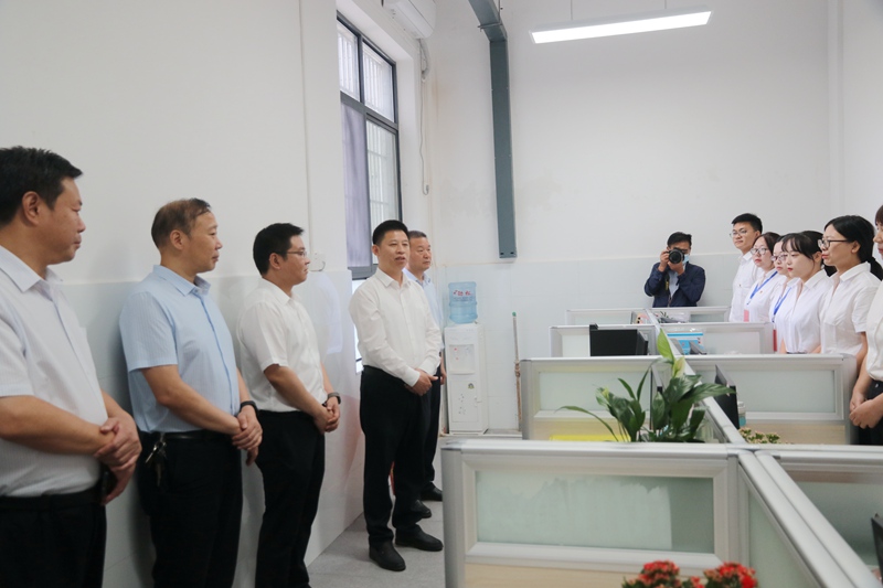 纪道清一行开展教师节走访慰问活动