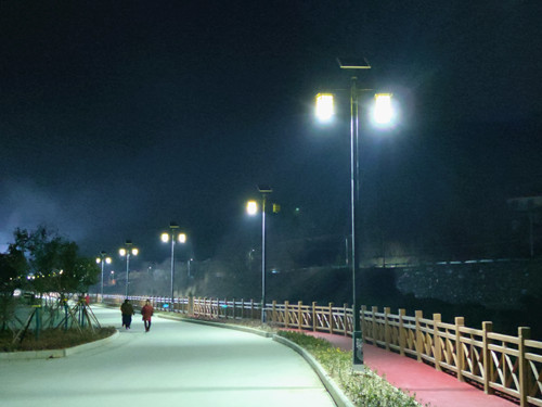青峰镇为村民安装路灯 照亮群众“幸福路”