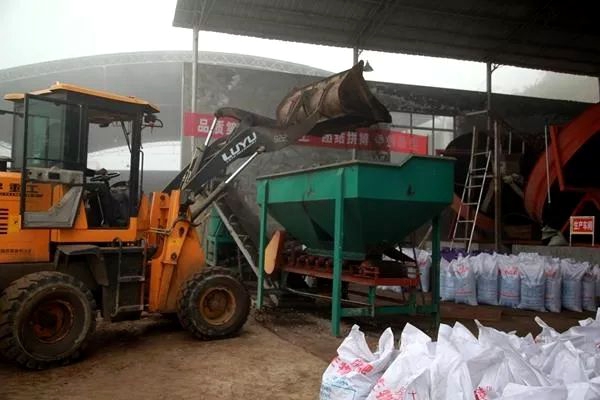 房县鑫磊生物肥料公司：变废为宝 秸秆收储忙