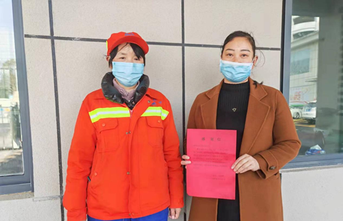 房县城管：学雷锋 树新风