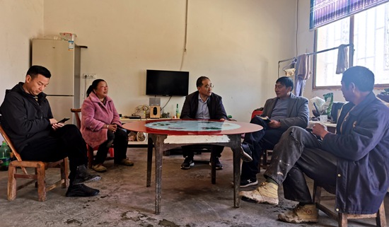 县总工会到卢家坪村开展“户户走到”“清洁家园”活动