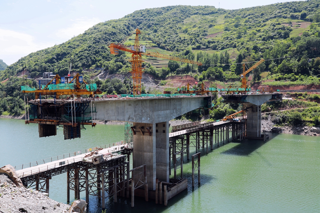 县交通运输局：高温下坚守一线 冲刺黄坪堵河大桥合拢