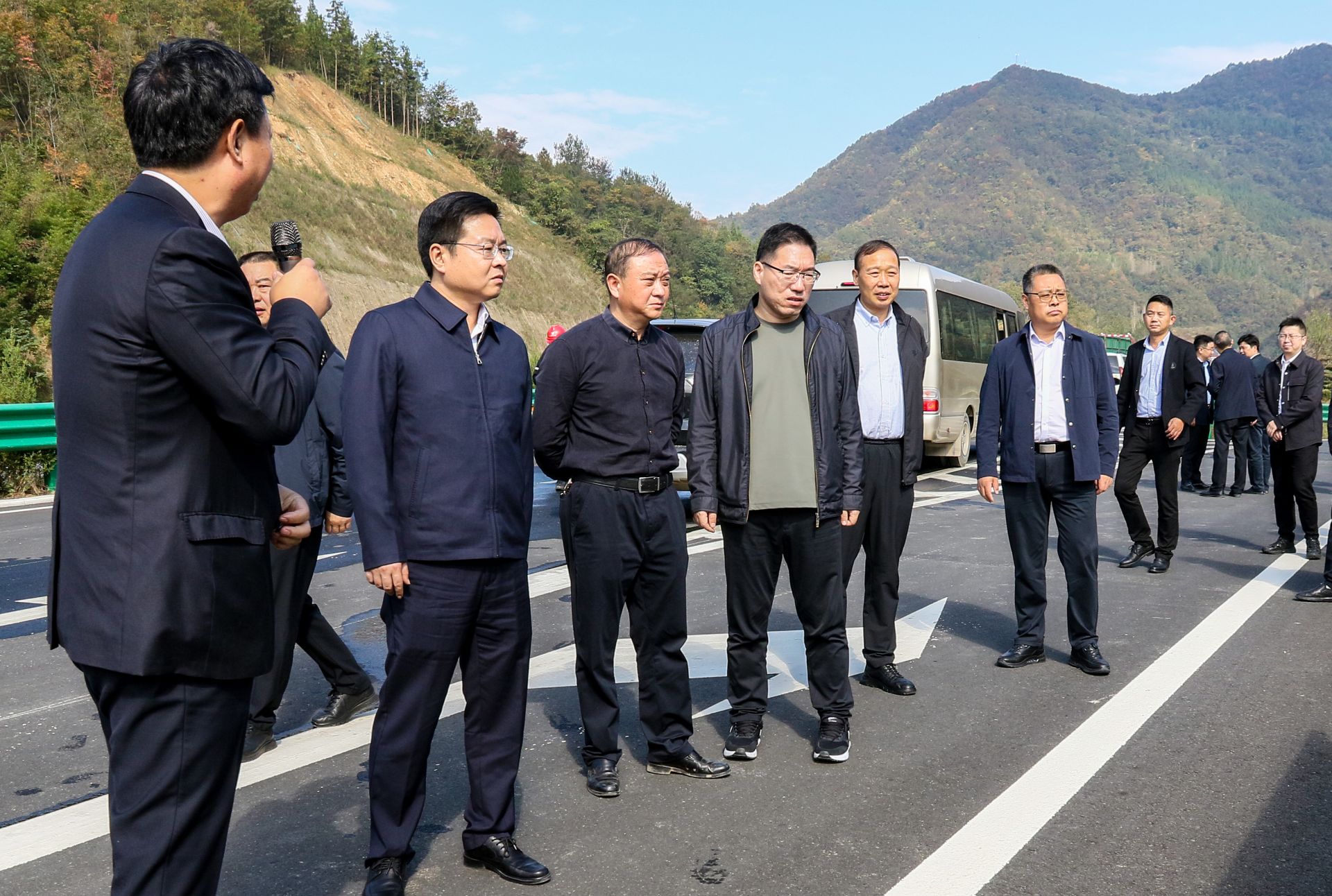 谢晓鸣在调研交通重点项目建设时强调：聚焦发展所需群众所盼 加快推进十房、军窑一级路建设