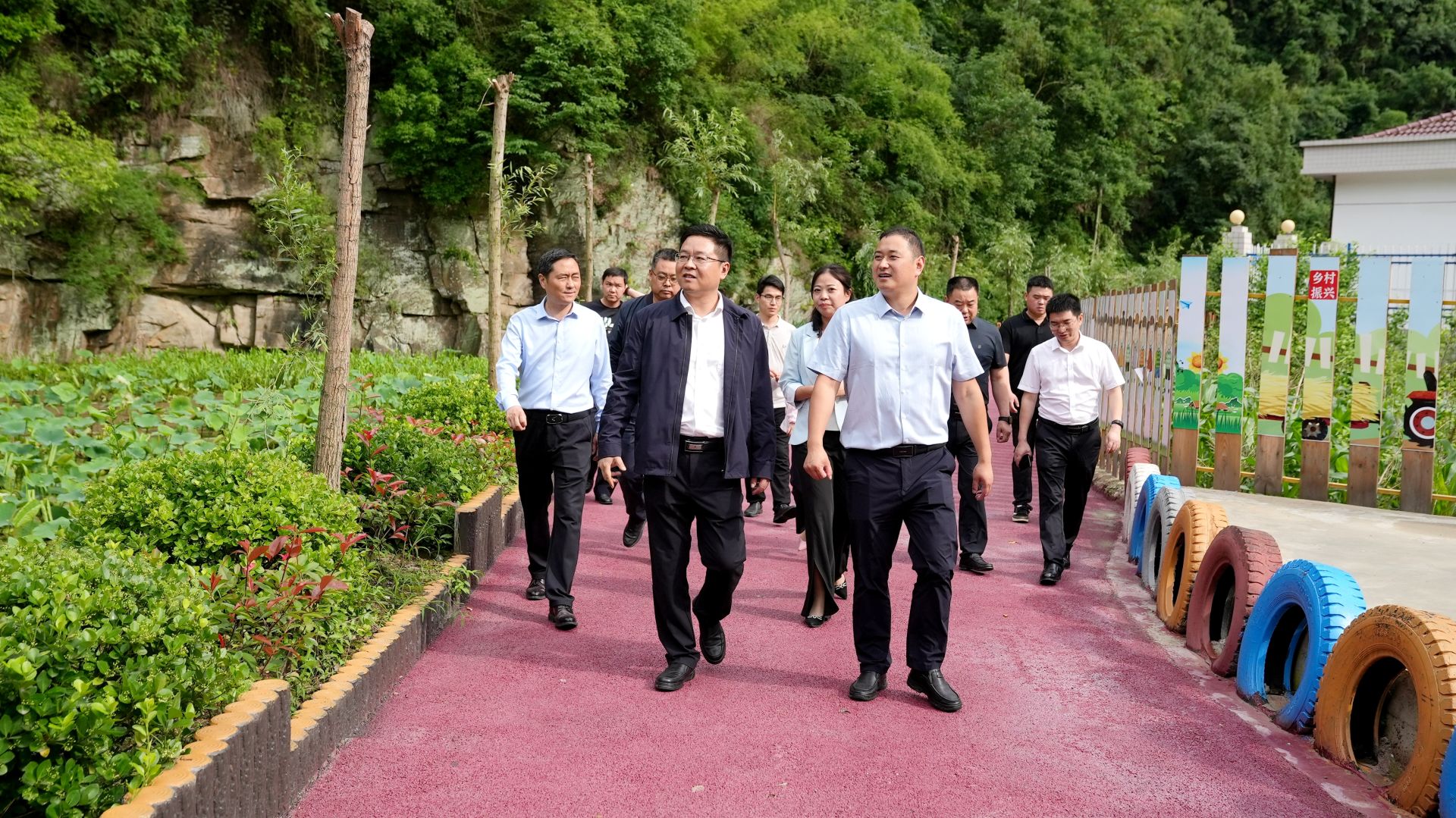 谢晓鸣在姚坪乡调研时强调：履行职责使命守好一库碧水 坚持产业方向打造茶旅小镇