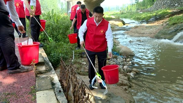 纪道清参加“清洁房县”行动并开展巡河