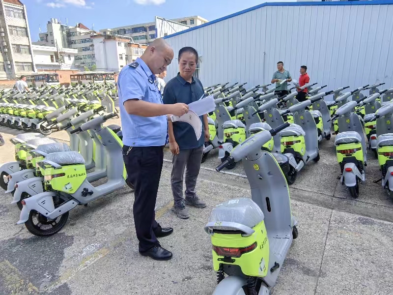 房县交警：为共享电动单车集中办理注册登记