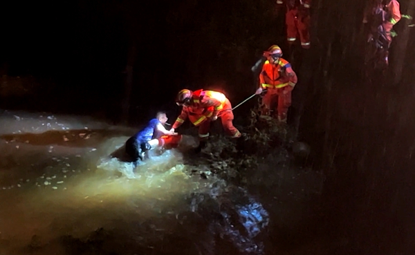 房县消防：雨天路滑私家车冲入河里，消防人员紧急救援