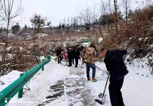 应对雨雪冰冻天气 窑淮镇西沟村在行动