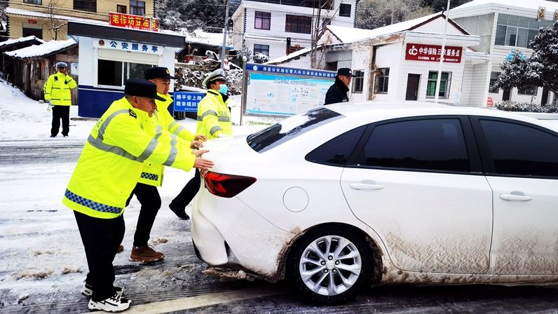 县交通运输局：雪不停人不退 春运累计清除积雪5000余公里