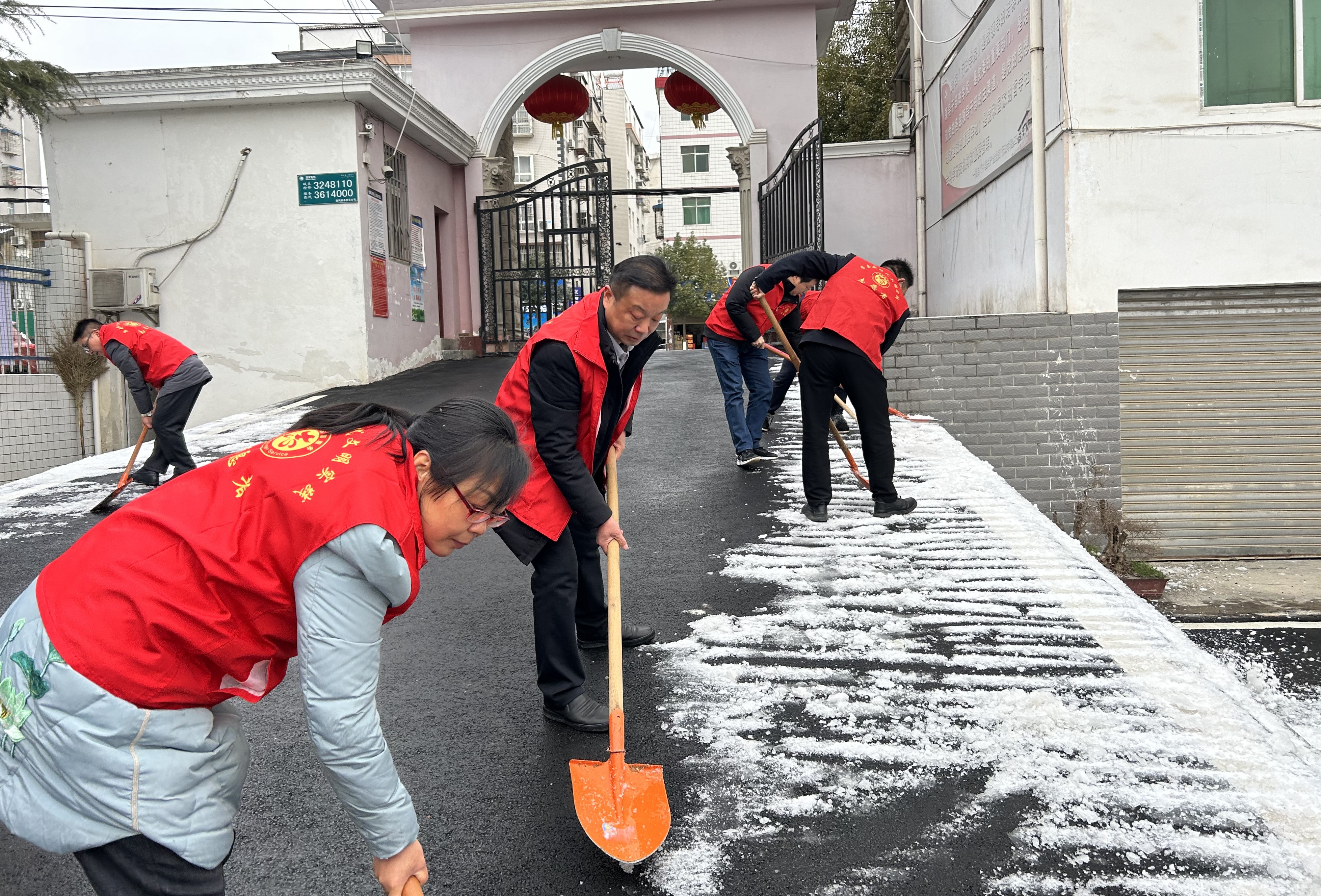 县委党校：教职员工齐上阵，扫雪除冰保安全