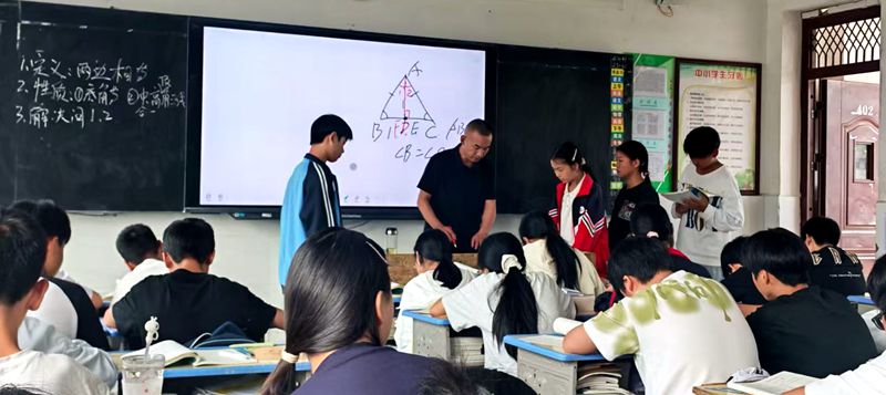 校长走上讲台 深耕教学一线