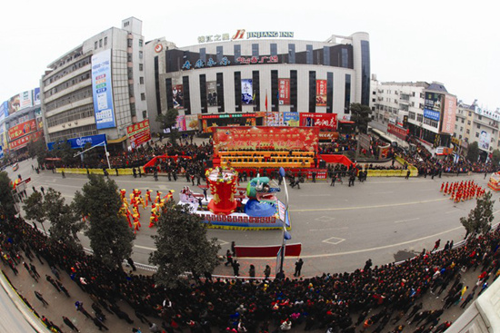 高举发展大旗 描绘千里房陵