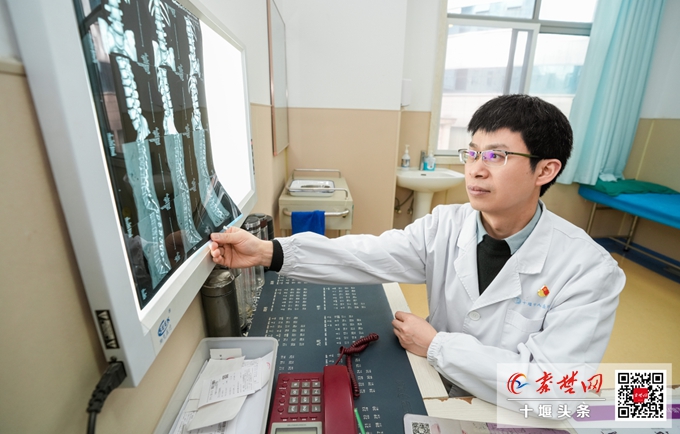 一厘米“针孔”撬动四十年沉疴 十堰人医高难度脊柱微创技术助七旬老伯“重启”人生